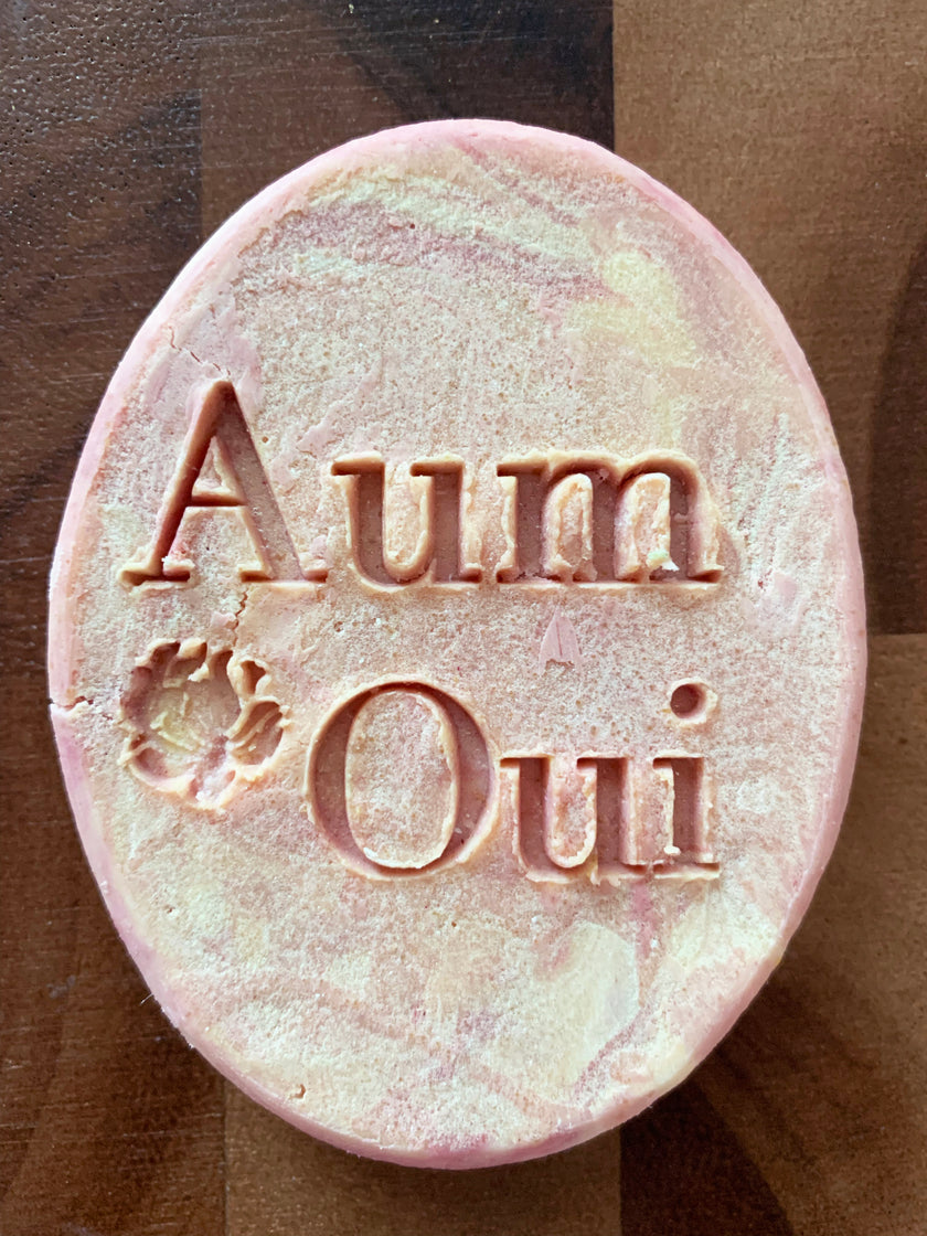 Artisan Soap Bar - Strawberry Swirl (Basique), Oval w/ Kefir