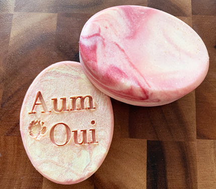 Oval, Strawberry & Kefir - Artisan Soap Bar (Basique)